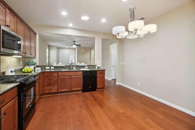 Detail Gallery Image 16 of 67 For 7605 Bloomsbury Way, Elk Grove,  CA 95757 - 2 Beds | 2 Baths