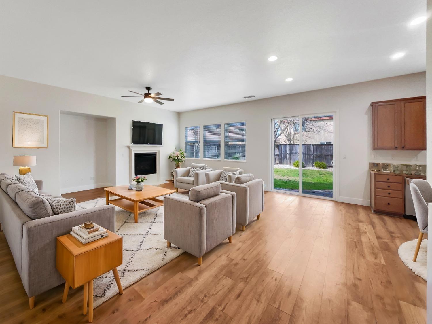 Detail Gallery Image 2 of 26 For 1237 Fiddleneck St, Plumas Lake,  CA 95961 - 4 Beds | 2/1 Baths