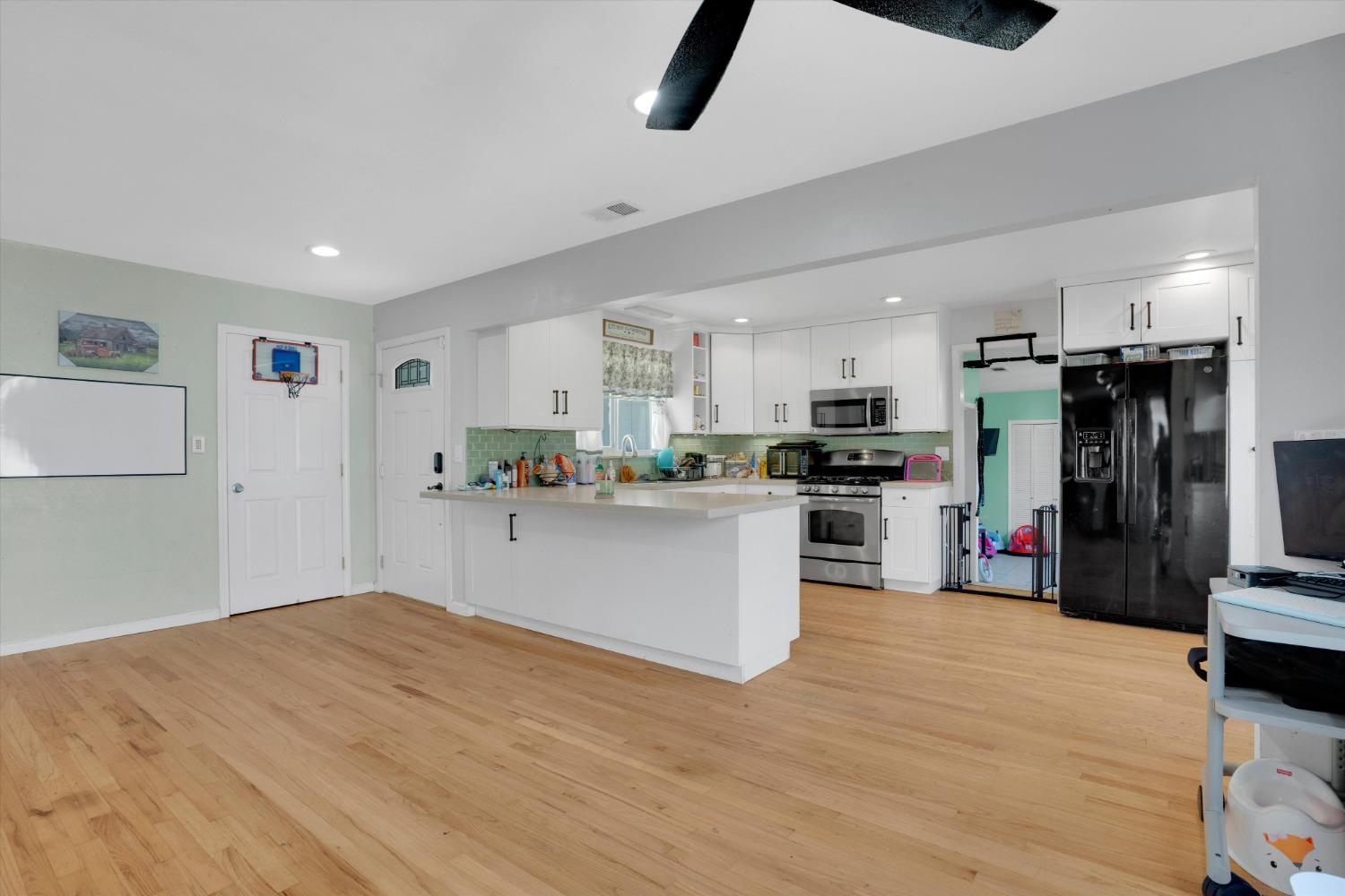 Detail Gallery Image 8 of 30 For 2447 Calhoun Way, Stockton,  CA 95207 - 3 Beds | 2 Baths