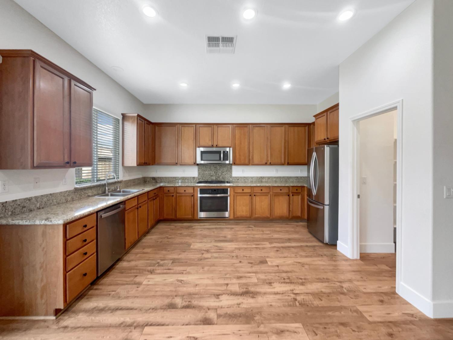 Detail Gallery Image 6 of 26 For 1237 Fiddleneck St, Plumas Lake,  CA 95961 - 4 Beds | 2/1 Baths
