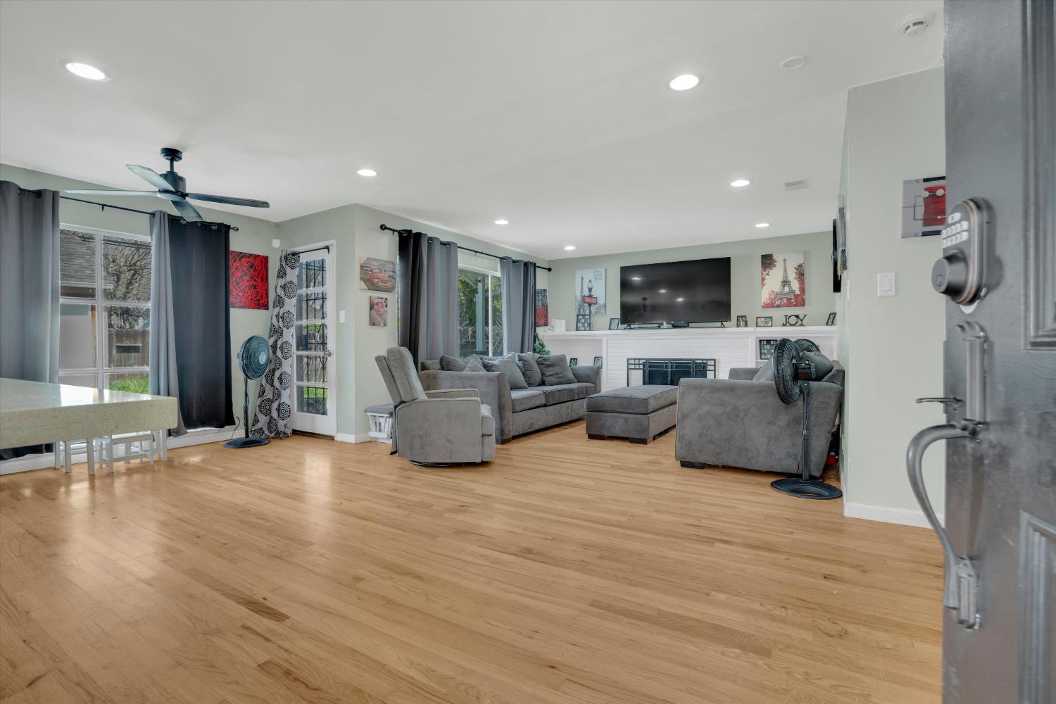 Detail Gallery Image 6 of 30 For 2447 Calhoun Way, Stockton,  CA 95207 - 3 Beds | 2 Baths