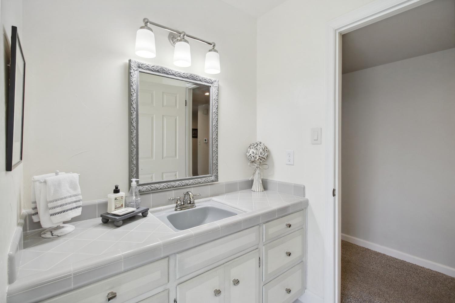 Capri Way, Sacramento, California image 35