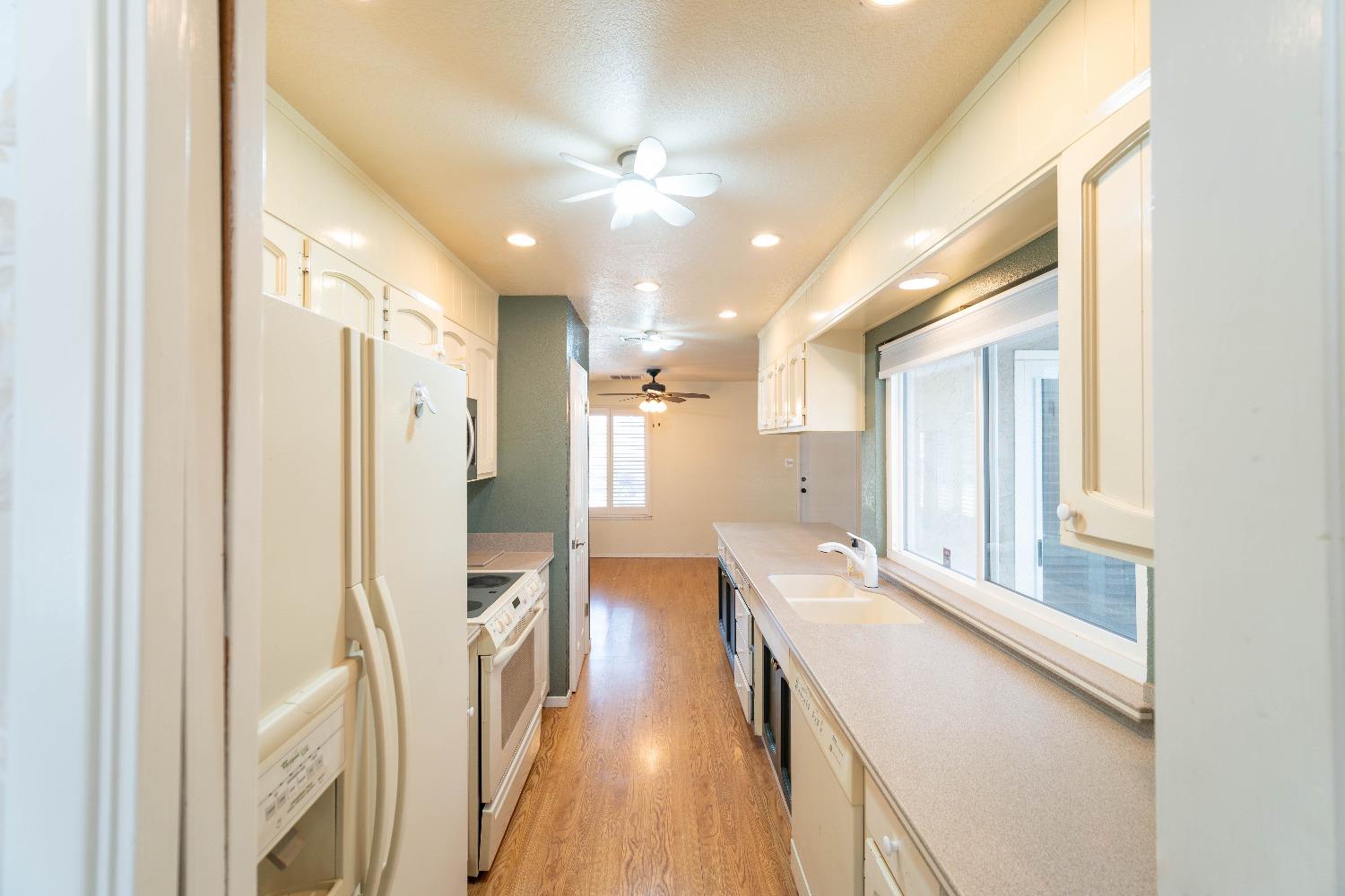 Detail Gallery Image 8 of 25 For 1351 Chaparral Way, Stockton,  CA 95209 - 3 Beds | 2 Baths