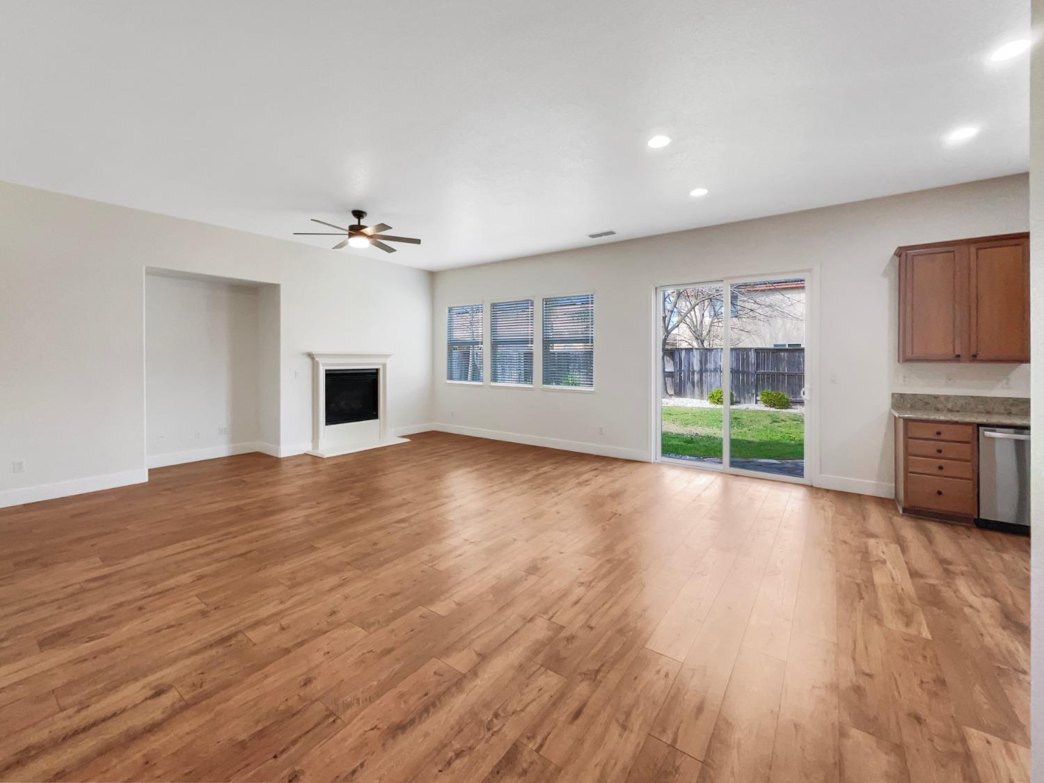 Detail Gallery Image 3 of 26 For 1237 Fiddleneck St, Plumas Lake,  CA 95961 - 4 Beds | 2/1 Baths