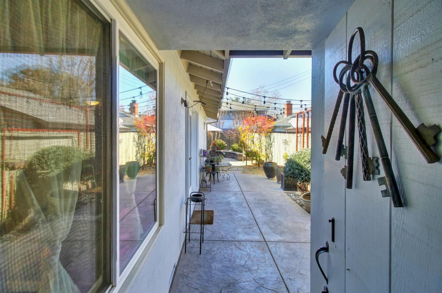Capri Way, Sacramento, California image 37