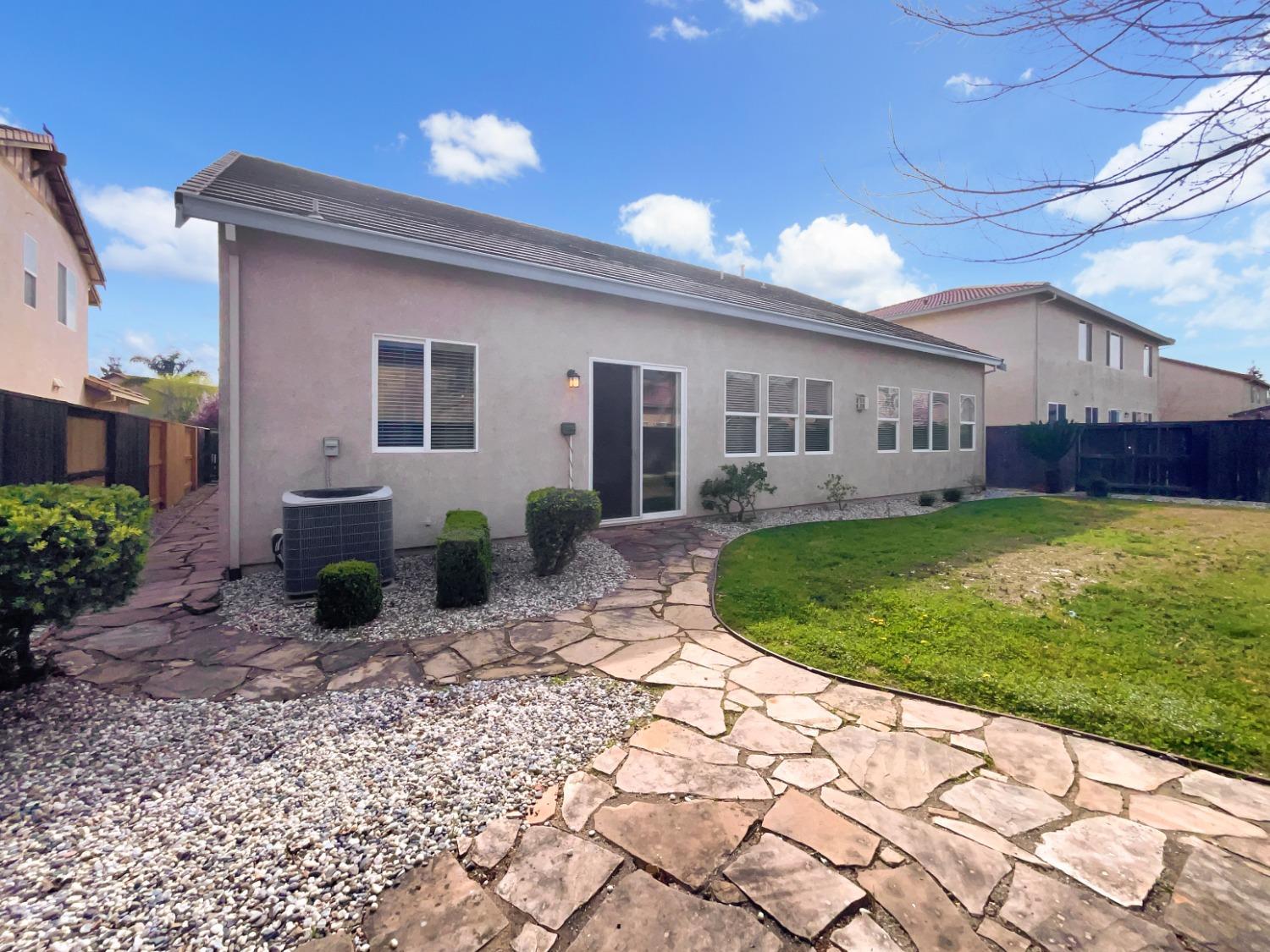 Detail Gallery Image 8 of 26 For 1237 Fiddleneck St, Plumas Lake,  CA 95961 - 4 Beds | 2/1 Baths