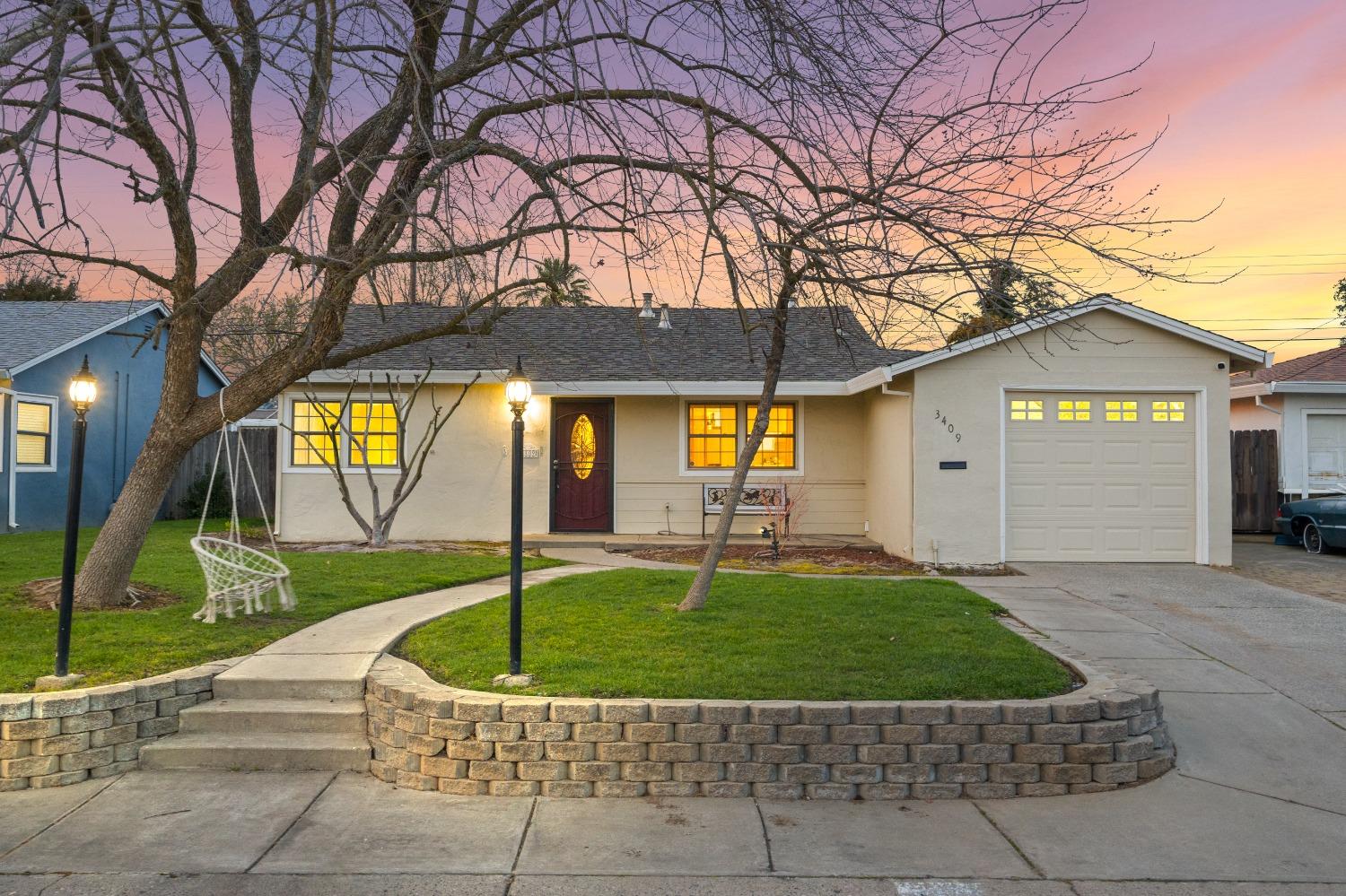 Detail Gallery Image 1 of 1 For 3409 Mayfair Dr, Sacramento,  CA 95864 - 2 Beds | 1 Baths