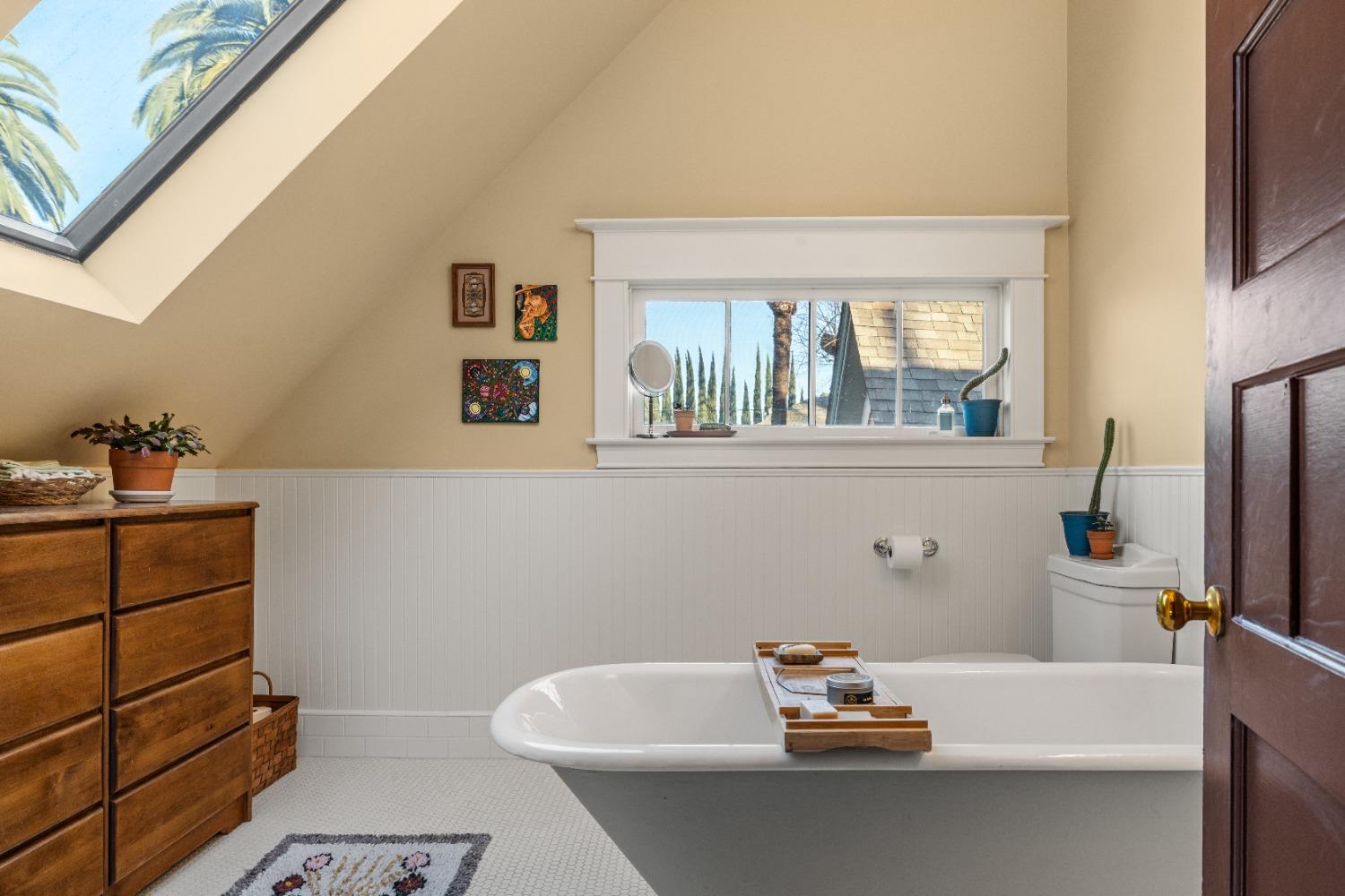 Detail Gallery Image 15 of 61 For 2727 H St, Sacramento,  CA 95816 - 5 Beds | 3 Baths