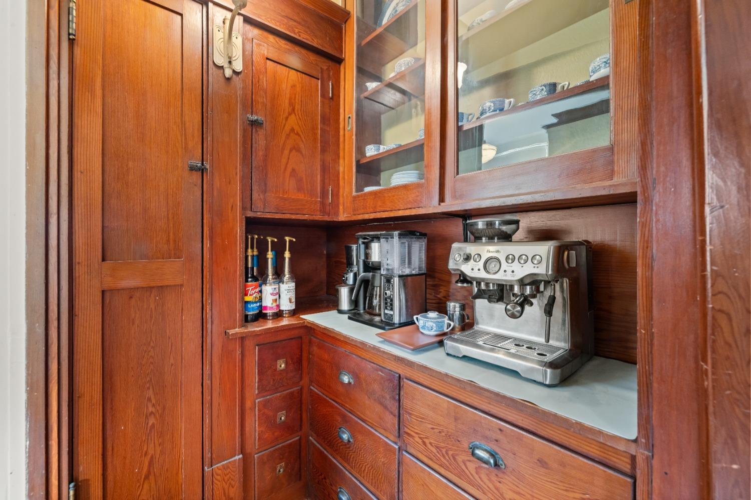 Detail Gallery Image 5 of 61 For 2727 H St, Sacramento,  CA 95816 - 5 Beds | 3 Baths