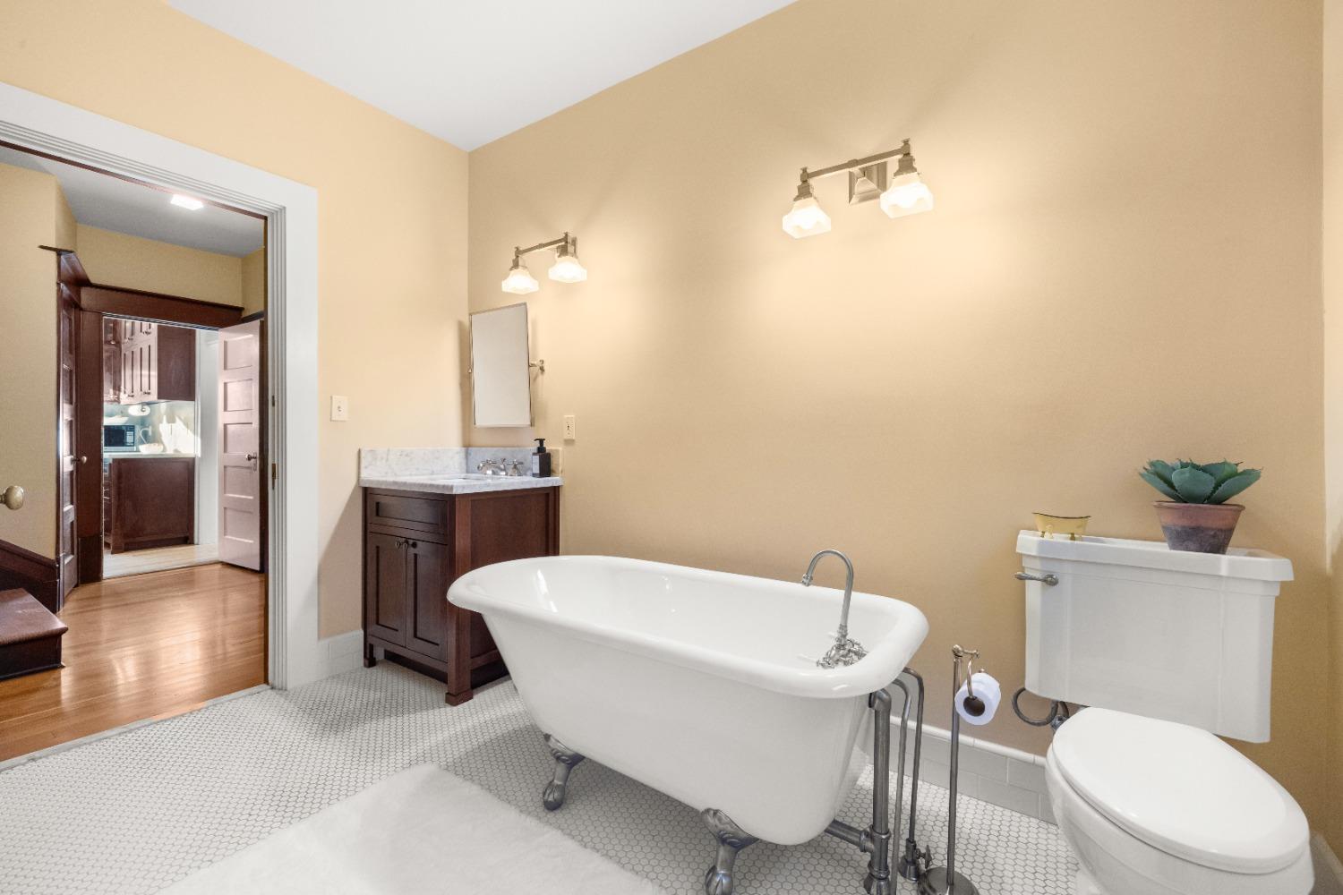 Detail Gallery Image 34 of 61 For 2727 H St, Sacramento,  CA 95816 - 5 Beds | 3 Baths