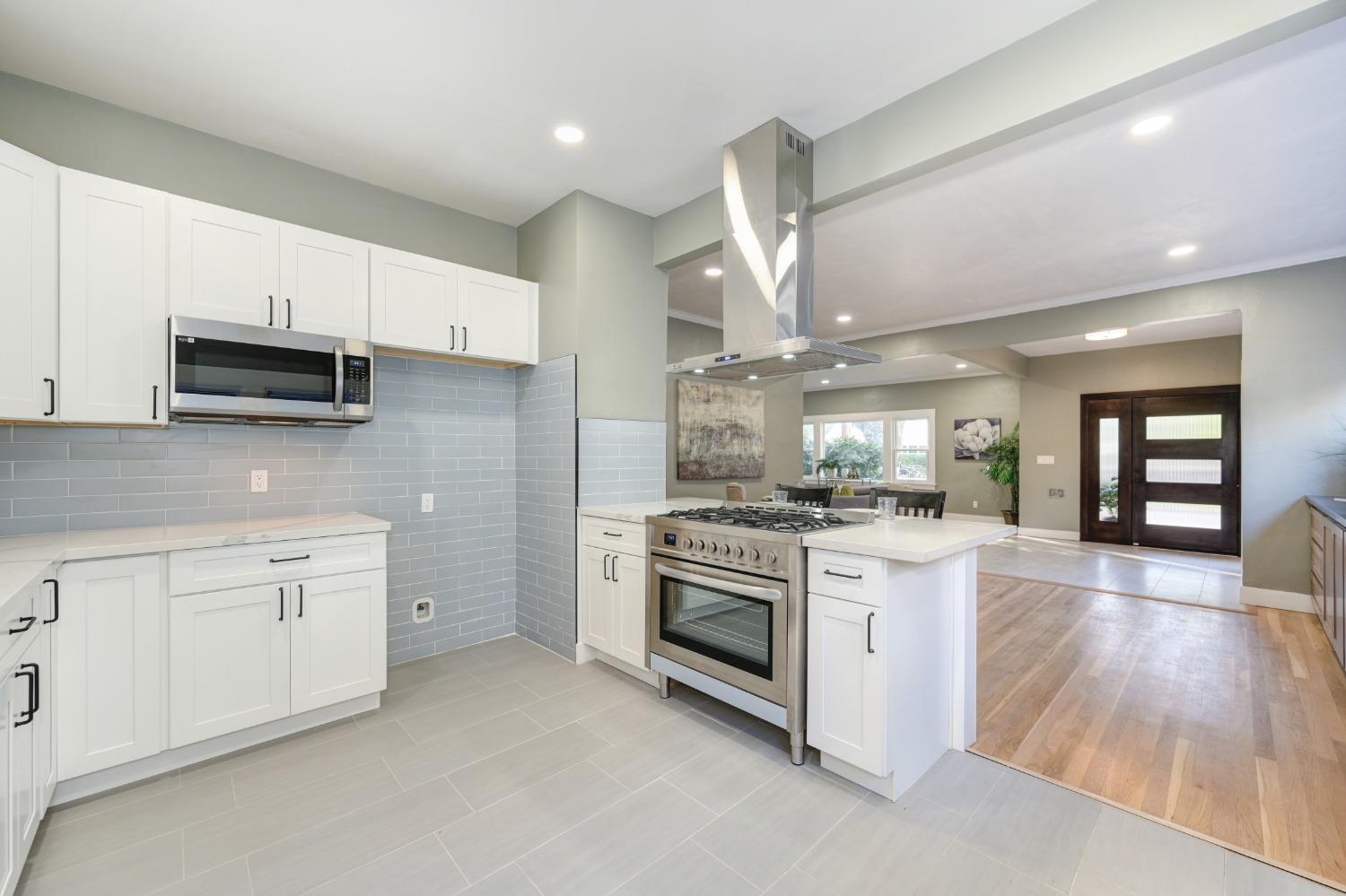 Detail Gallery Image 6 of 36 For 1045 35th St, Sacramento,  CA 95816 - 3 Beds | 2 Baths