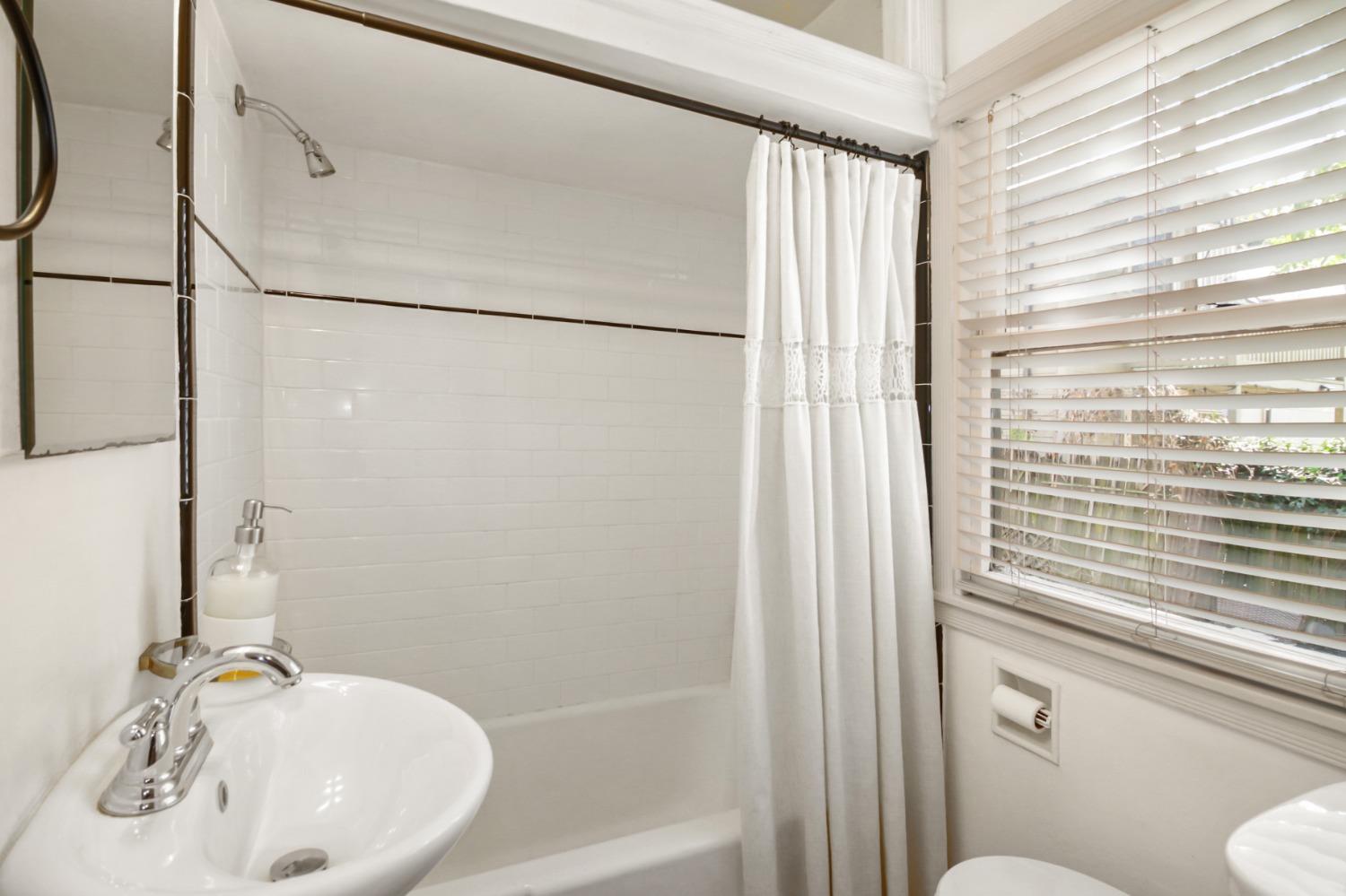 27Th Street, Sacramento, CA, 95816-3706