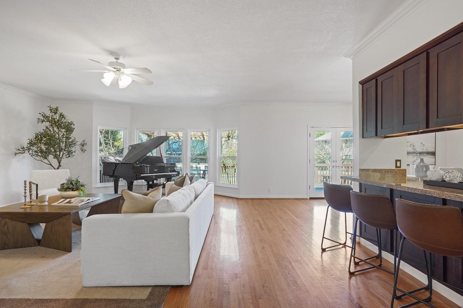 Detail Gallery Image 5 of 33 For 7749 El Douro Dr, Sacramento,  CA 95831 - 4 Beds | 3 Baths