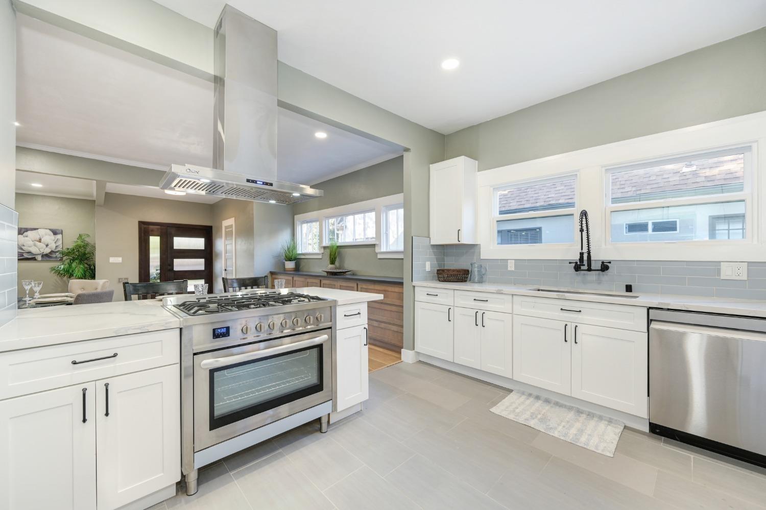 Detail Gallery Image 5 of 36 For 1045 35th St, Sacramento,  CA 95816 - 3 Beds | 2 Baths