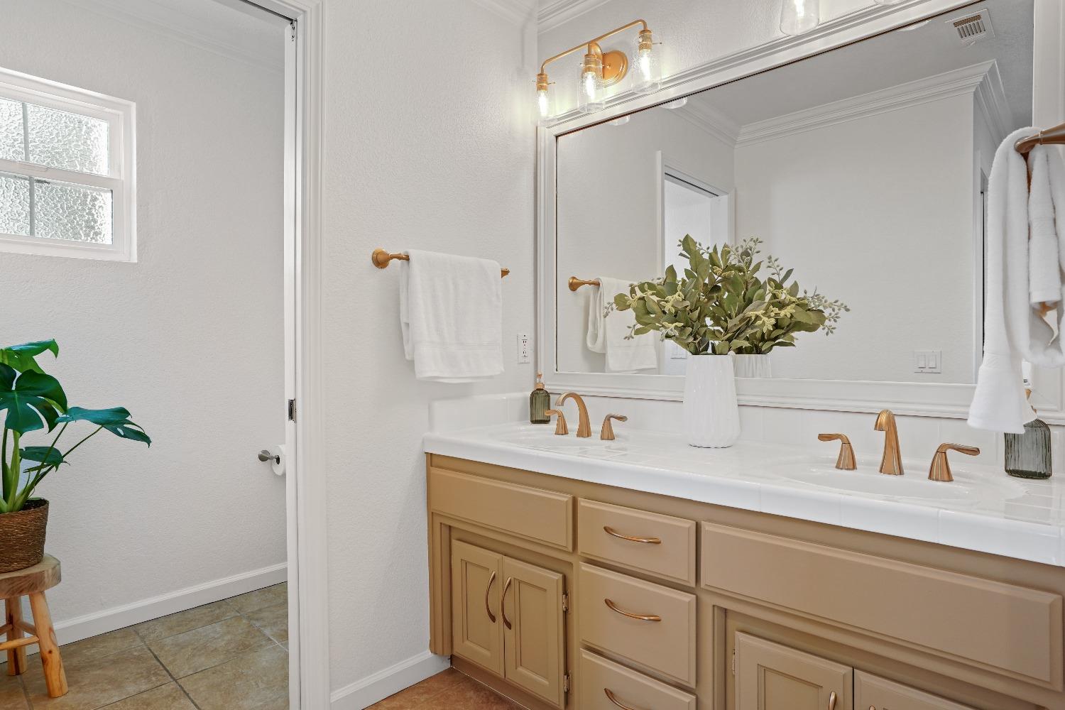 Detail Gallery Image 17 of 33 For 7749 El Douro Dr, Sacramento,  CA 95831 - 4 Beds | 3 Baths