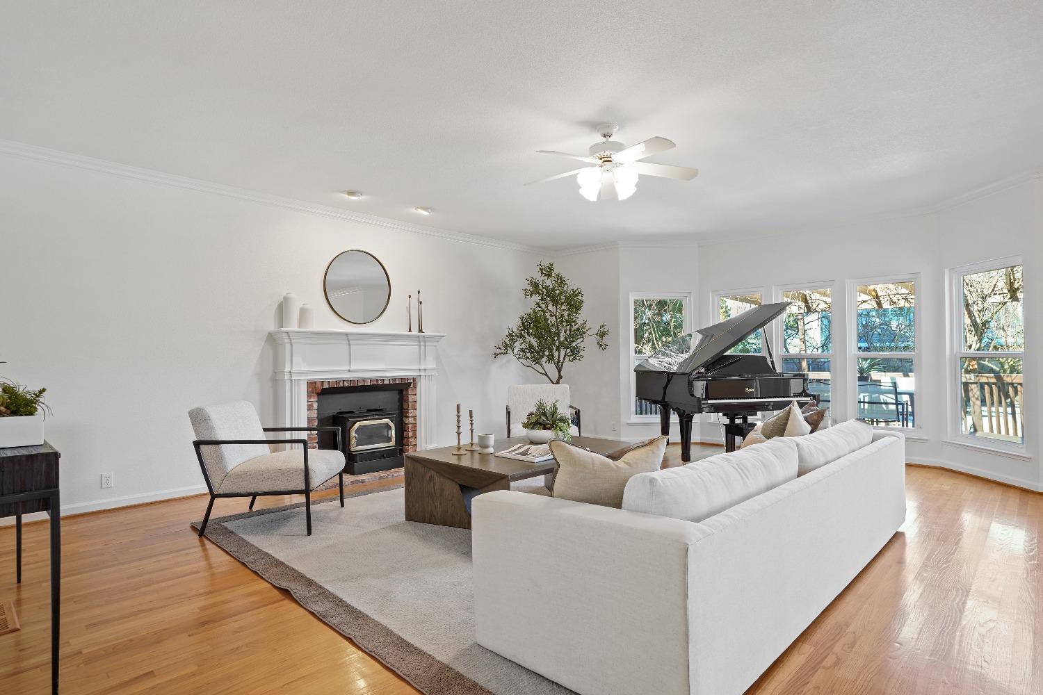 Detail Gallery Image 4 of 33 For 7749 El Douro Dr, Sacramento,  CA 95831 - 4 Beds | 3 Baths