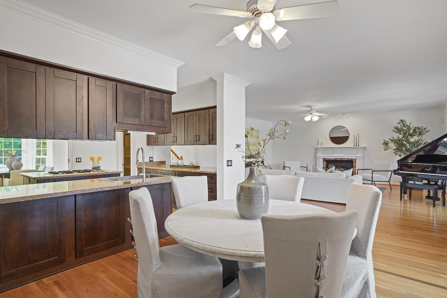 Detail Gallery Image 7 of 33 For 7749 El Douro Dr, Sacramento,  CA 95831 - 4 Beds | 3 Baths
