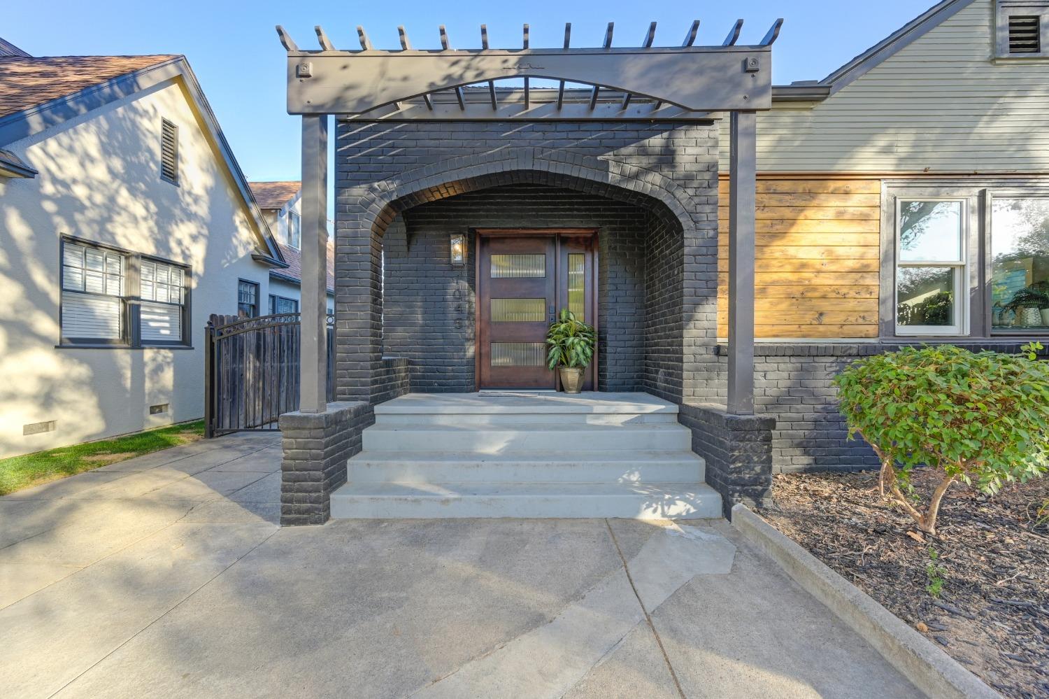 Detail Gallery Image 4 of 36 For 1045 35th St, Sacramento,  CA 95816 - 3 Beds | 2 Baths