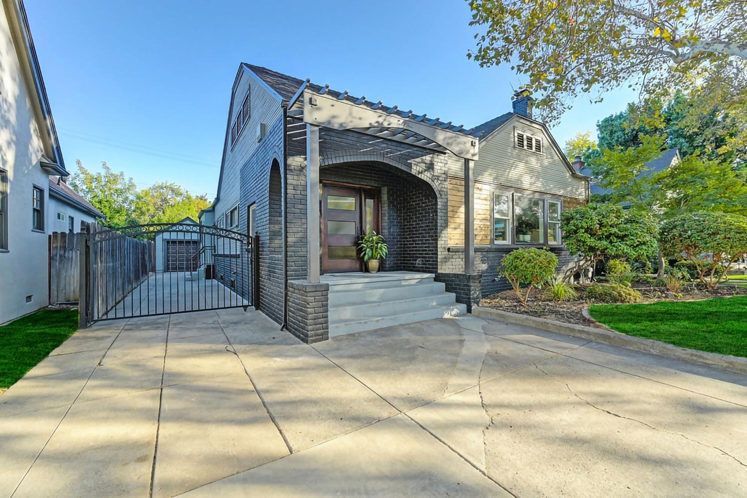 Detail Gallery Image 2 of 36 For 1045 35th St, Sacramento,  CA 95816 - 3 Beds | 2 Baths
