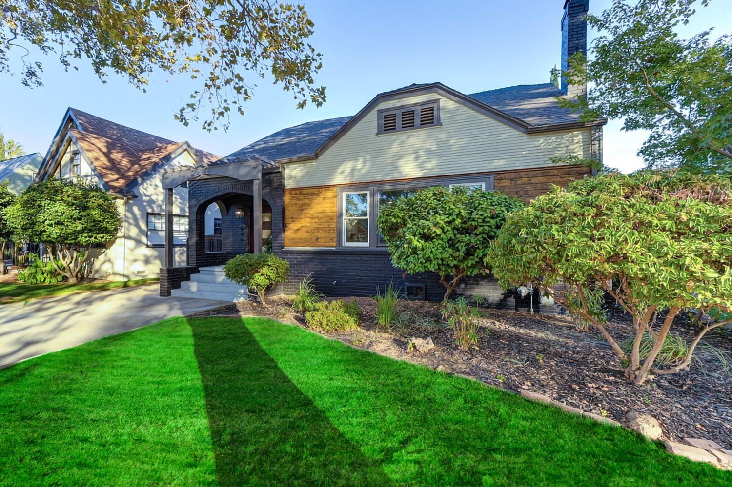 Detail Gallery Image 3 of 36 For 1045 35th St, Sacramento,  CA 95816 - 3 Beds | 2 Baths