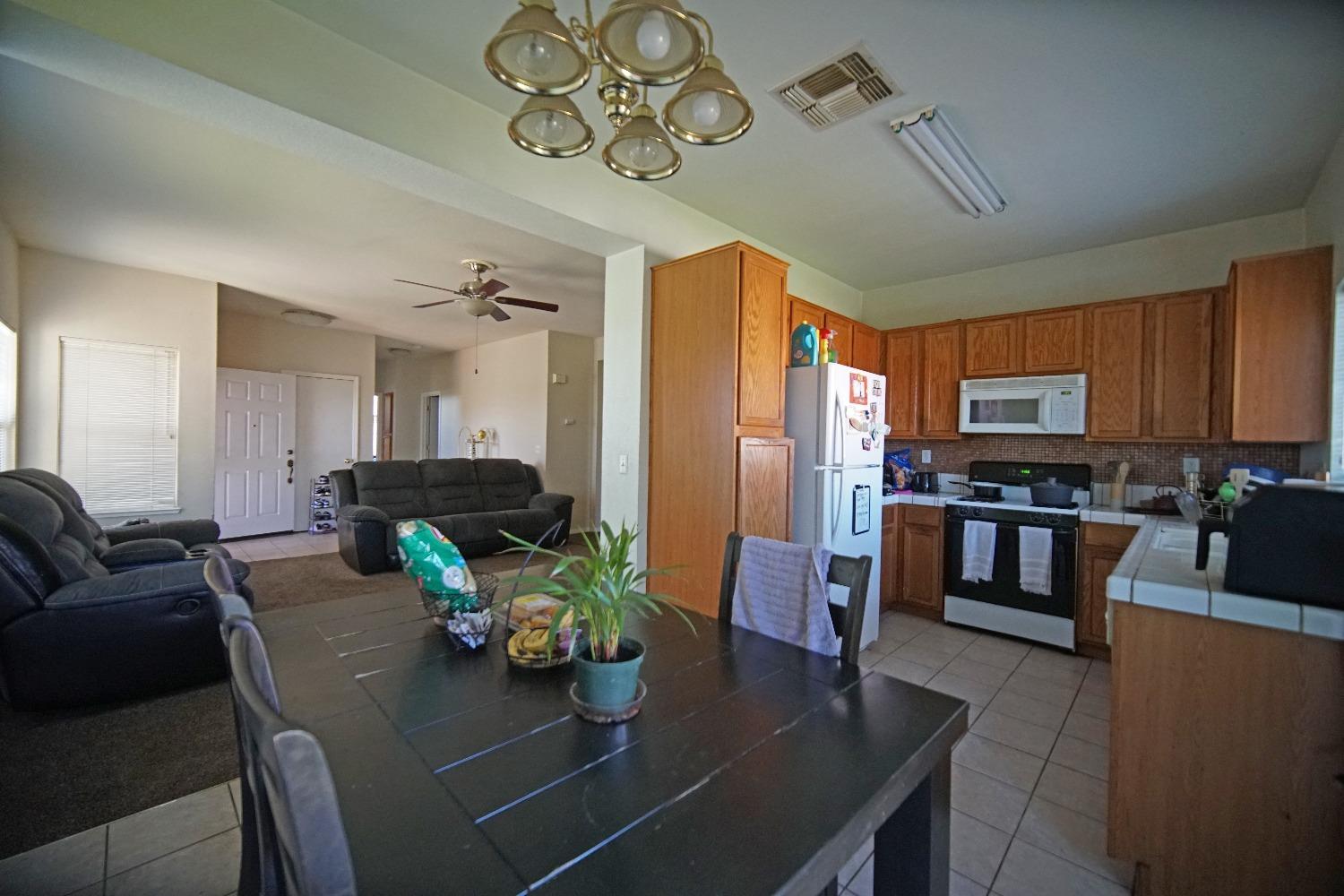 Detail Gallery Image 8 of 16 For 7969 Tantura Way, Sacramento,  CA 95832 - 3 Beds | 2 Baths