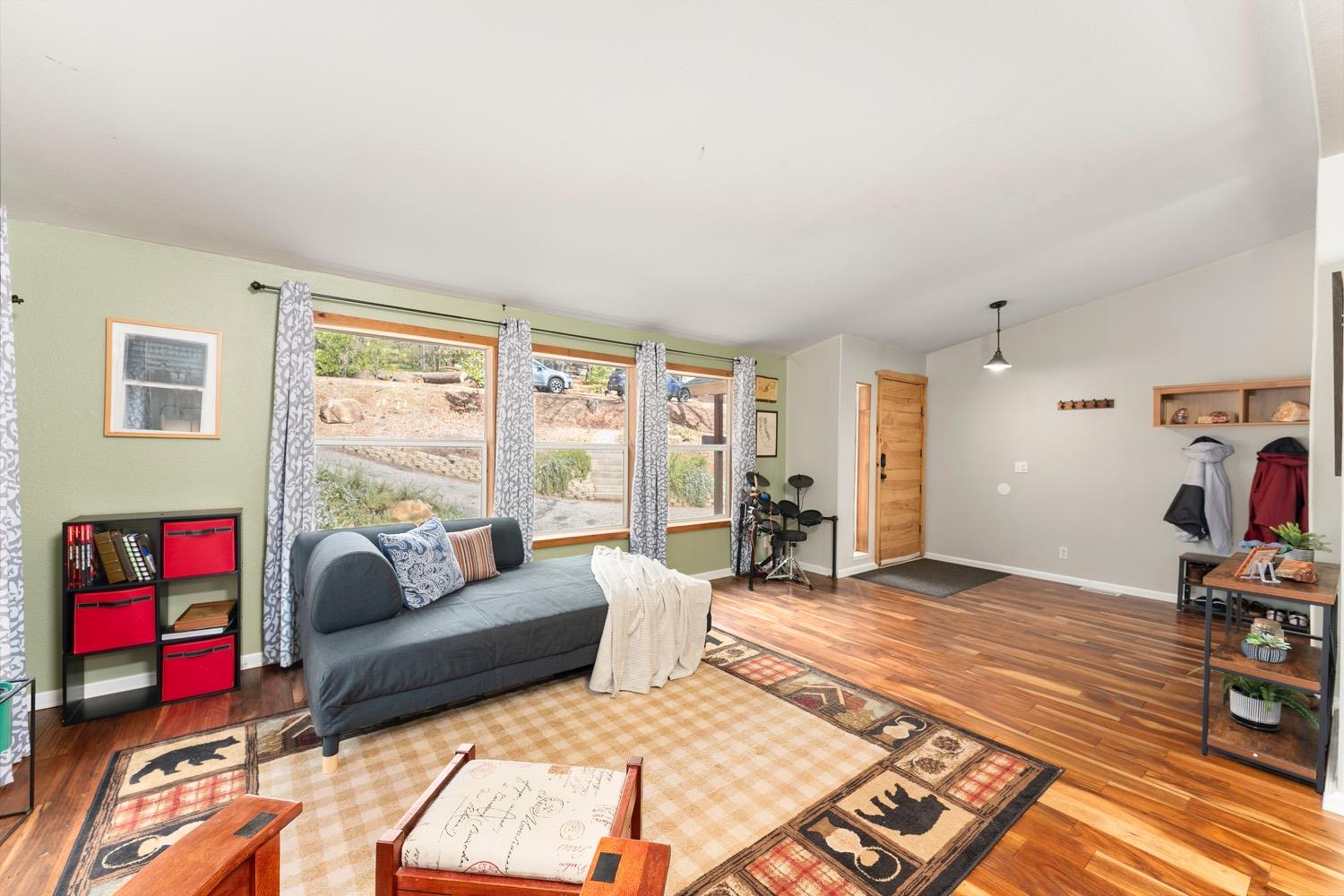 Detail Gallery Image 5 of 83 For 5279 Crestline Dr, Foresthill,  CA 95631 - 3 Beds | 2 Baths