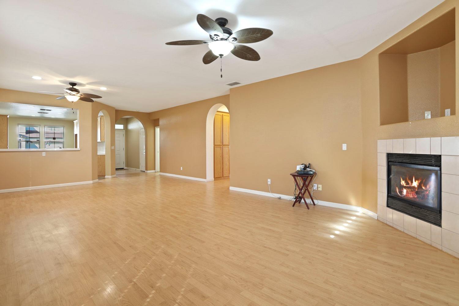 Detail Gallery Image 5 of 32 For 2050 Moss Oak Way, Stockton,  CA 95205 - 3 Beds | 2 Baths