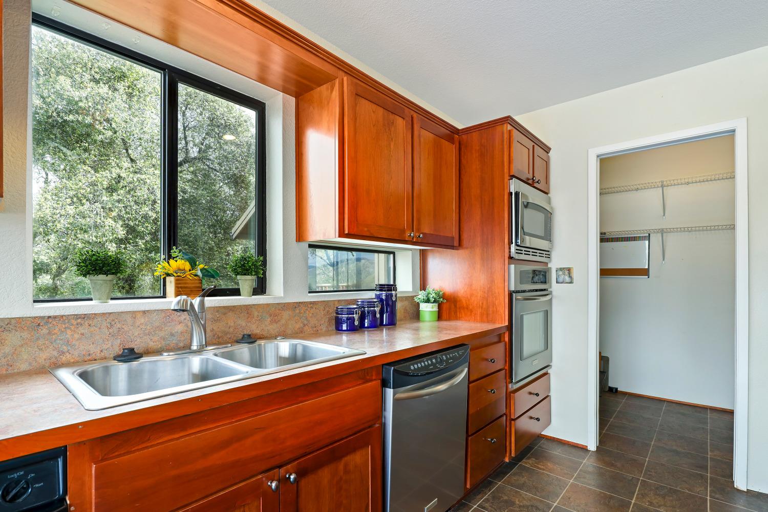 Detail Gallery Image 18 of 86 For 8812 Miwok Trl, Mokelumne Hill,  CA 95245 - 3 Beds | 4 Baths