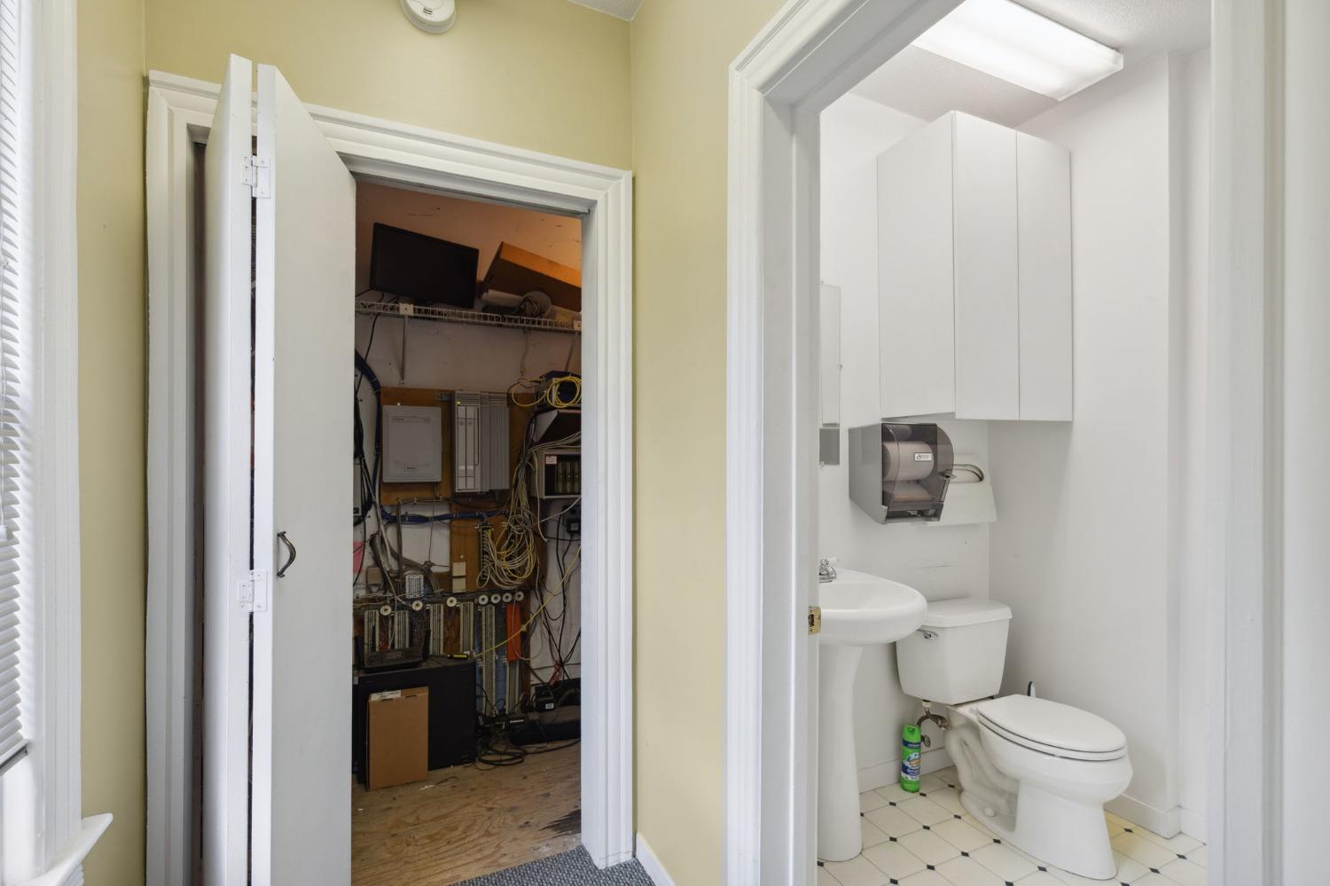 Detail Gallery Image 10 of 19 For 1823 11th St, Sacramento,  CA 95811 - – Beds | – Baths