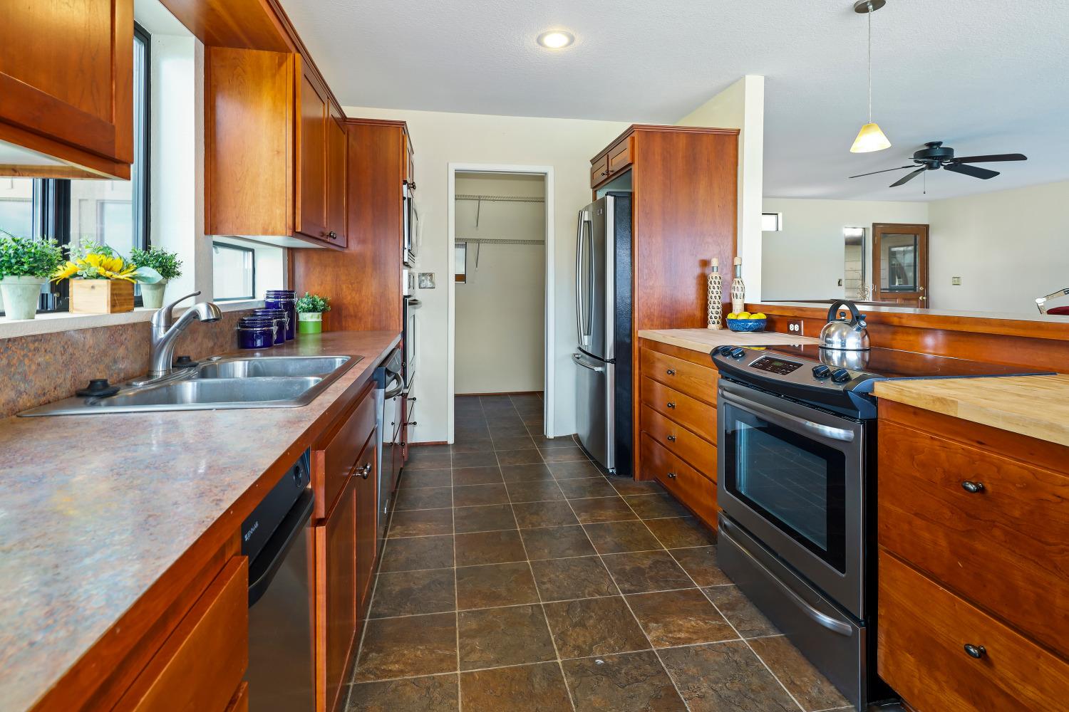 Detail Gallery Image 20 of 86 For 8812 Miwok Trl, Mokelumne Hill,  CA 95245 - 3 Beds | 4 Baths