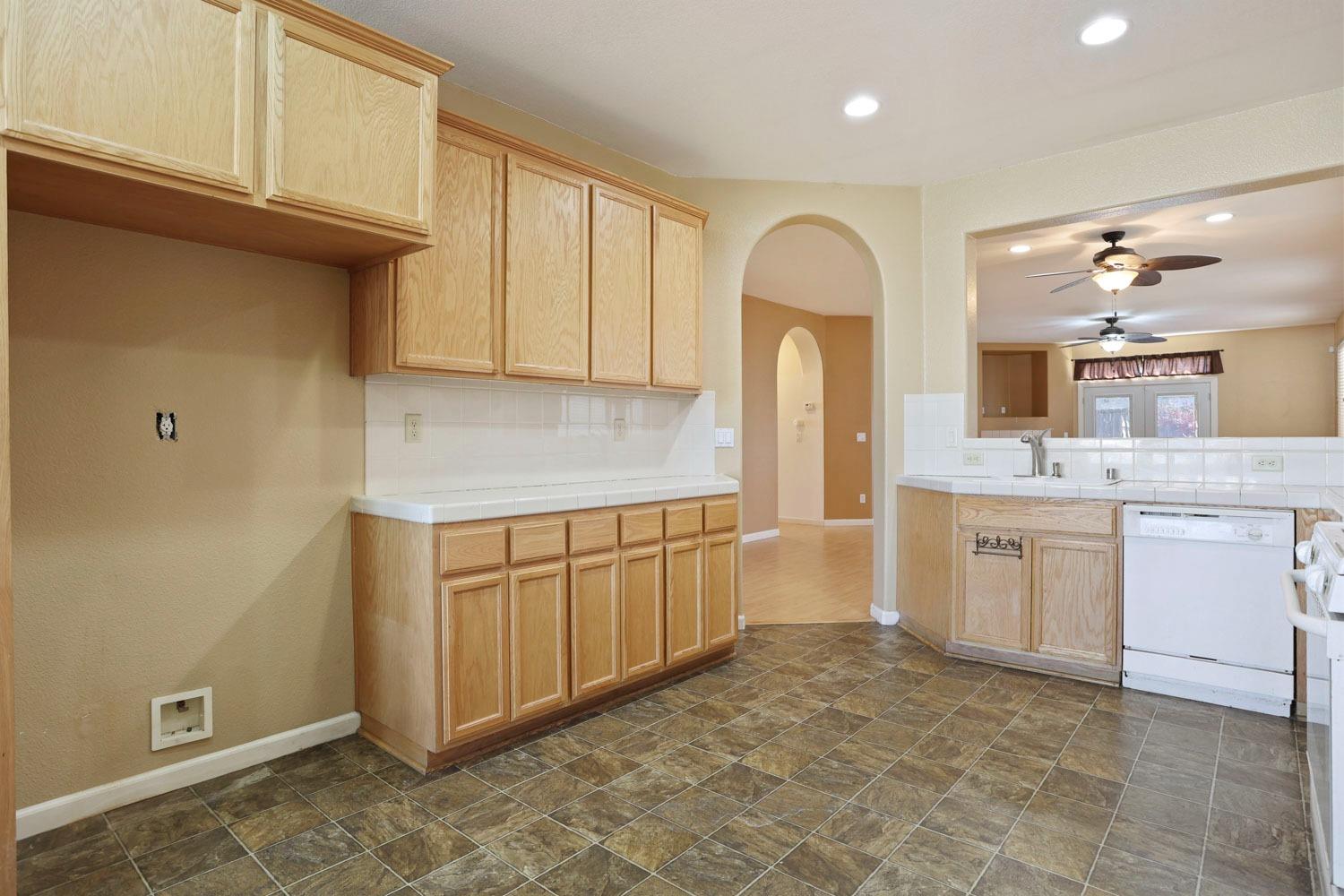 Detail Gallery Image 12 of 32 For 2050 Moss Oak Way, Stockton,  CA 95205 - 3 Beds | 2 Baths