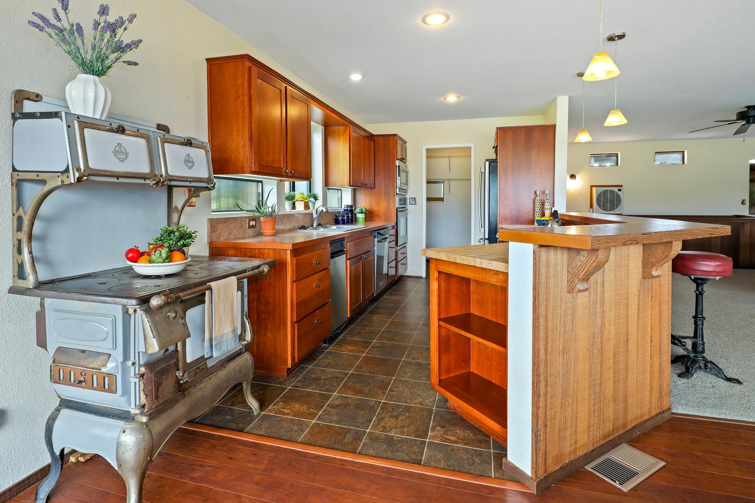 Detail Gallery Image 16 of 86 For 8812 Miwok Trl, Mokelumne Hill,  CA 95245 - 3 Beds | 4 Baths