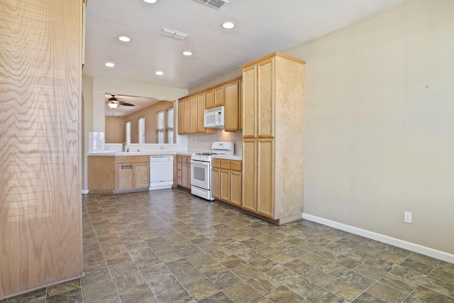Detail Gallery Image 9 of 32 For 2050 Moss Oak Way, Stockton,  CA 95205 - 3 Beds | 2 Baths