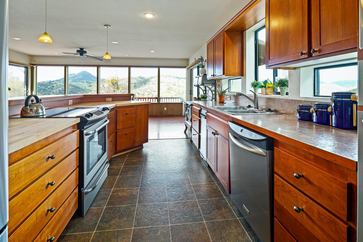 Detail Gallery Image 17 of 86 For 8812 Miwok Trl, Mokelumne Hill,  CA 95245 - 3 Beds | 4 Baths