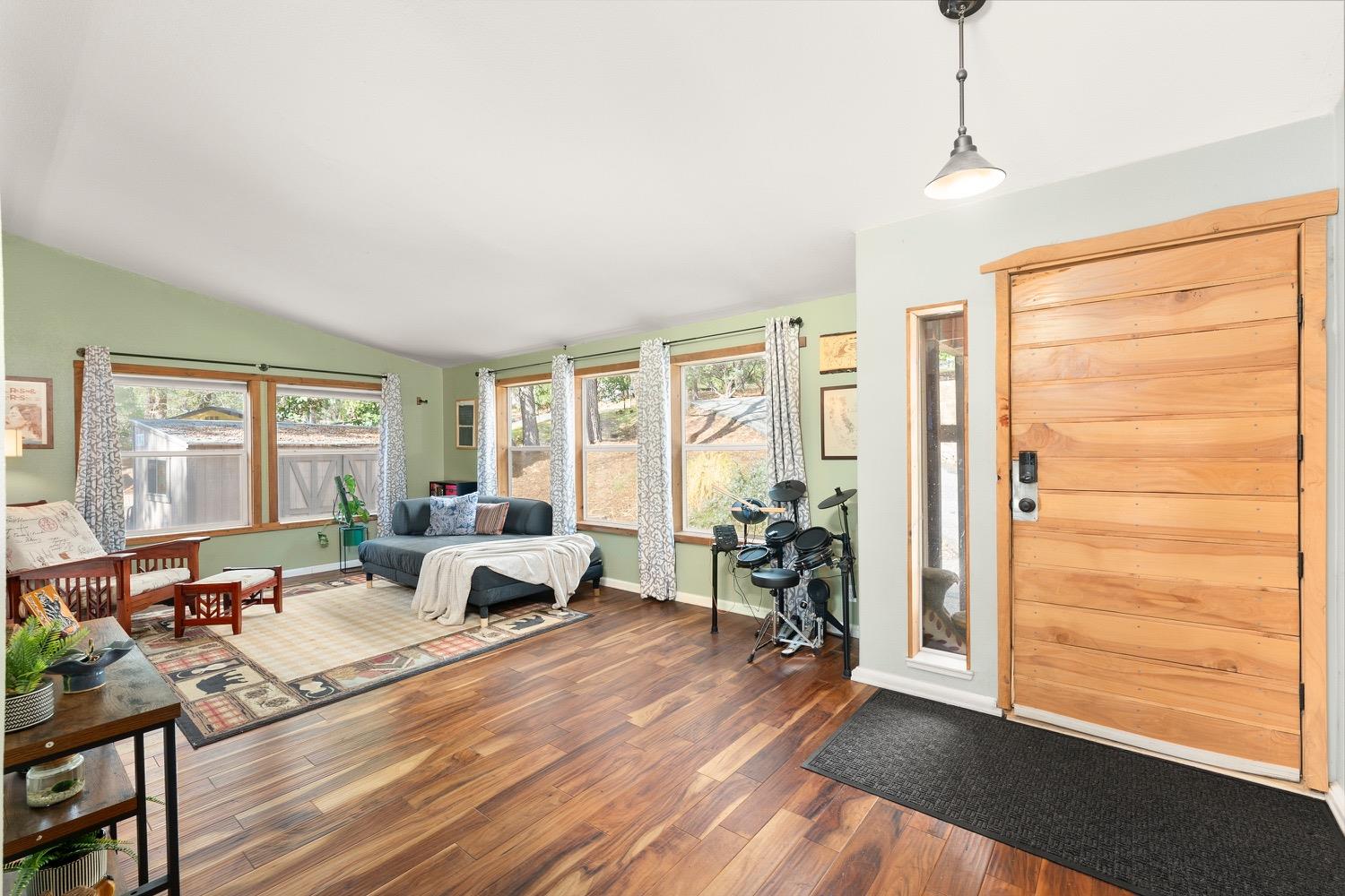Detail Gallery Image 4 of 83 For 5279 Crestline Dr, Foresthill,  CA 95631 - 3 Beds | 2 Baths