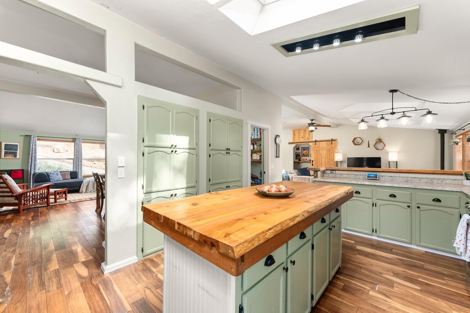 Detail Gallery Image 13 of 83 For 5279 Crestline Dr, Foresthill,  CA 95631 - 3 Beds | 2 Baths