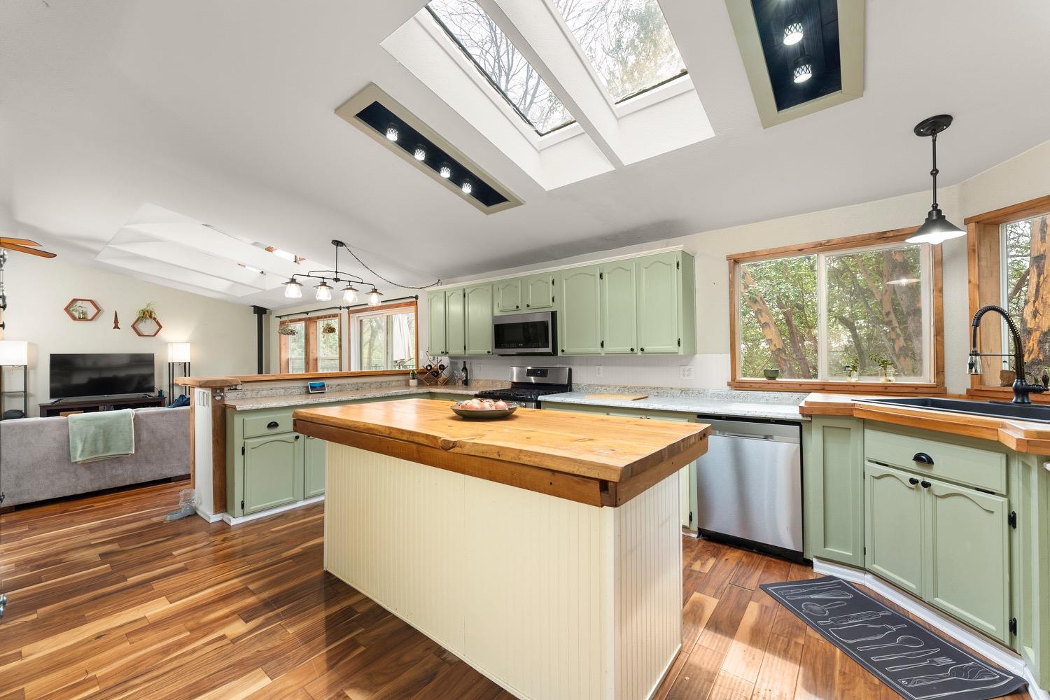 Detail Gallery Image 15 of 83 For 5279 Crestline Dr, Foresthill,  CA 95631 - 3 Beds | 2 Baths