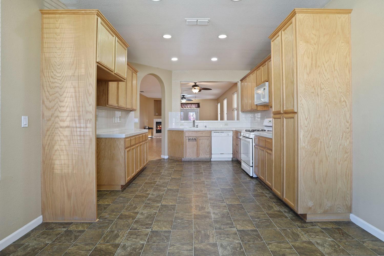 Detail Gallery Image 10 of 32 For 2050 Moss Oak Way, Stockton,  CA 95205 - 3 Beds | 2 Baths
