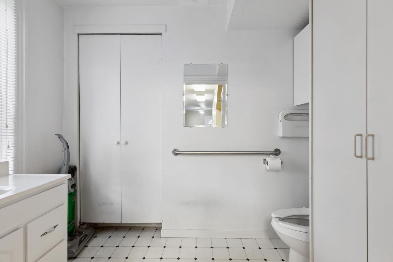 Detail Gallery Image 12 of 19 For 1823 11th St, Sacramento,  CA 95811 - – Beds | – Baths