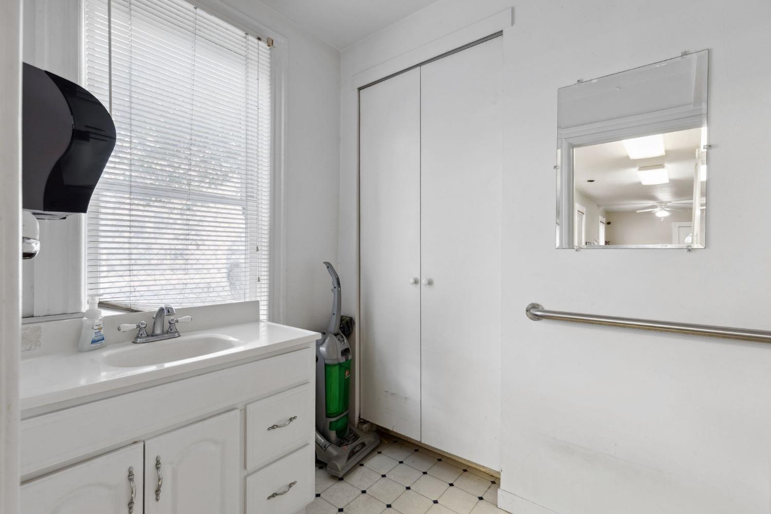 Detail Gallery Image 11 of 19 For 1823 11th St, Sacramento,  CA 95811 - – Beds | – Baths