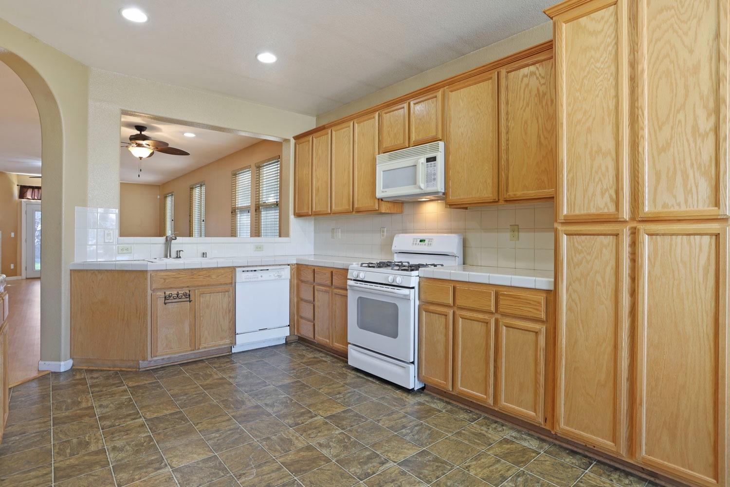 Detail Gallery Image 13 of 32 For 2050 Moss Oak Way, Stockton,  CA 95205 - 3 Beds | 2 Baths