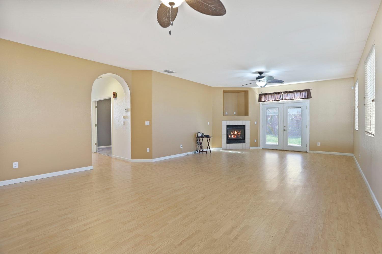 Detail Gallery Image 3 of 32 For 2050 Moss Oak Way, Stockton,  CA 95205 - 3 Beds | 2 Baths