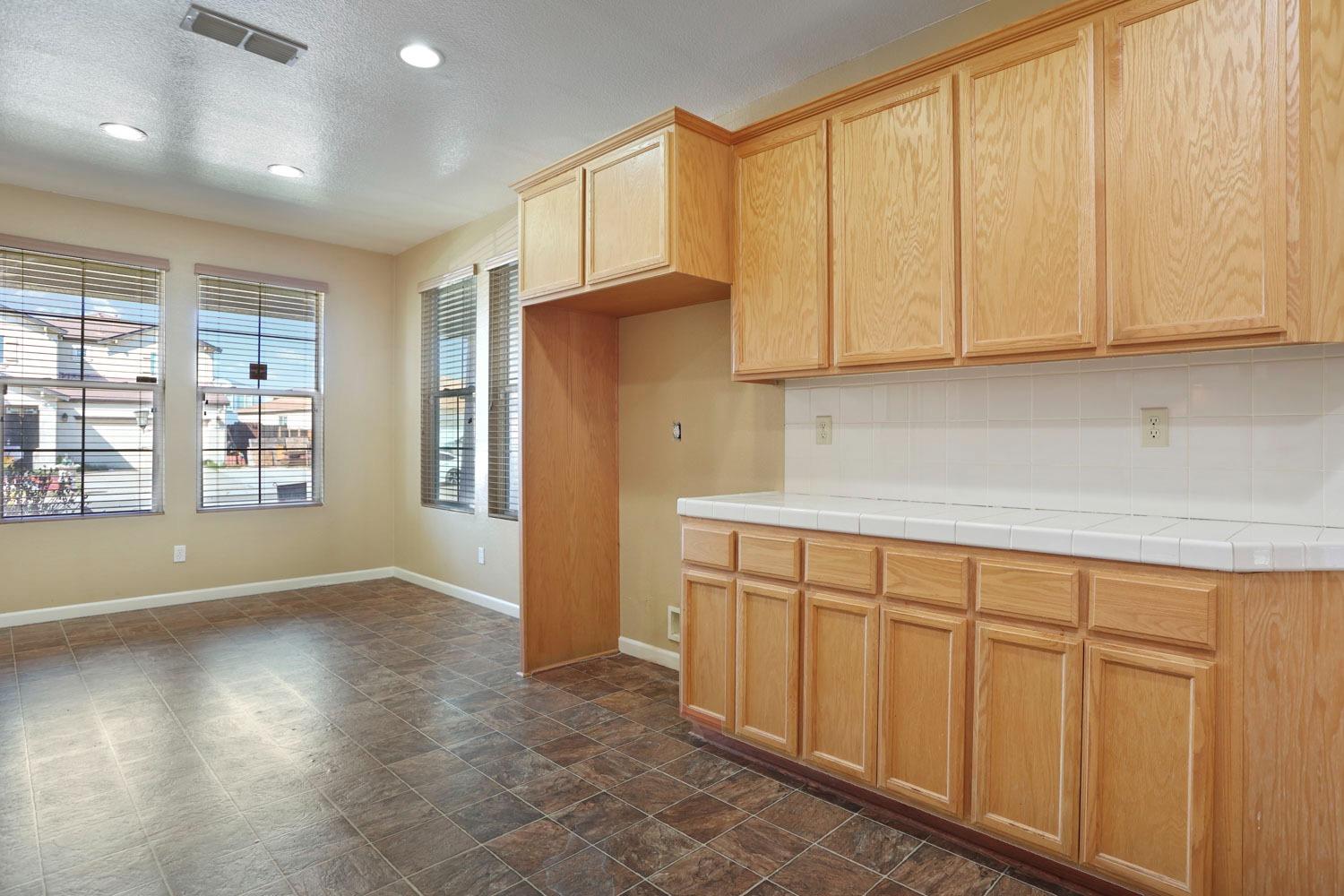 Detail Gallery Image 8 of 32 For 2050 Moss Oak Way, Stockton,  CA 95205 - 3 Beds | 2 Baths
