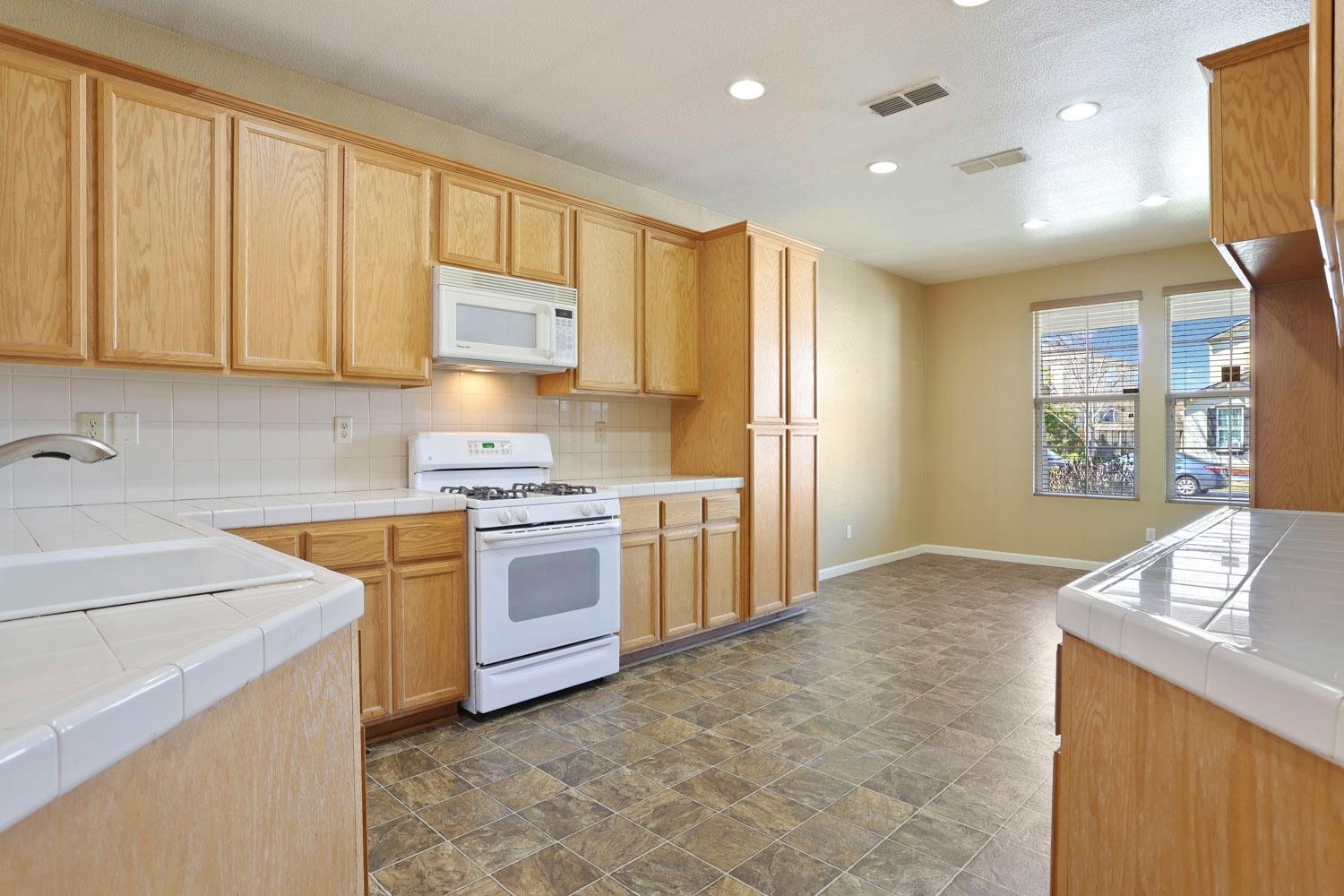 Detail Gallery Image 7 of 32 For 2050 Moss Oak Way, Stockton,  CA 95205 - 3 Beds | 2 Baths
