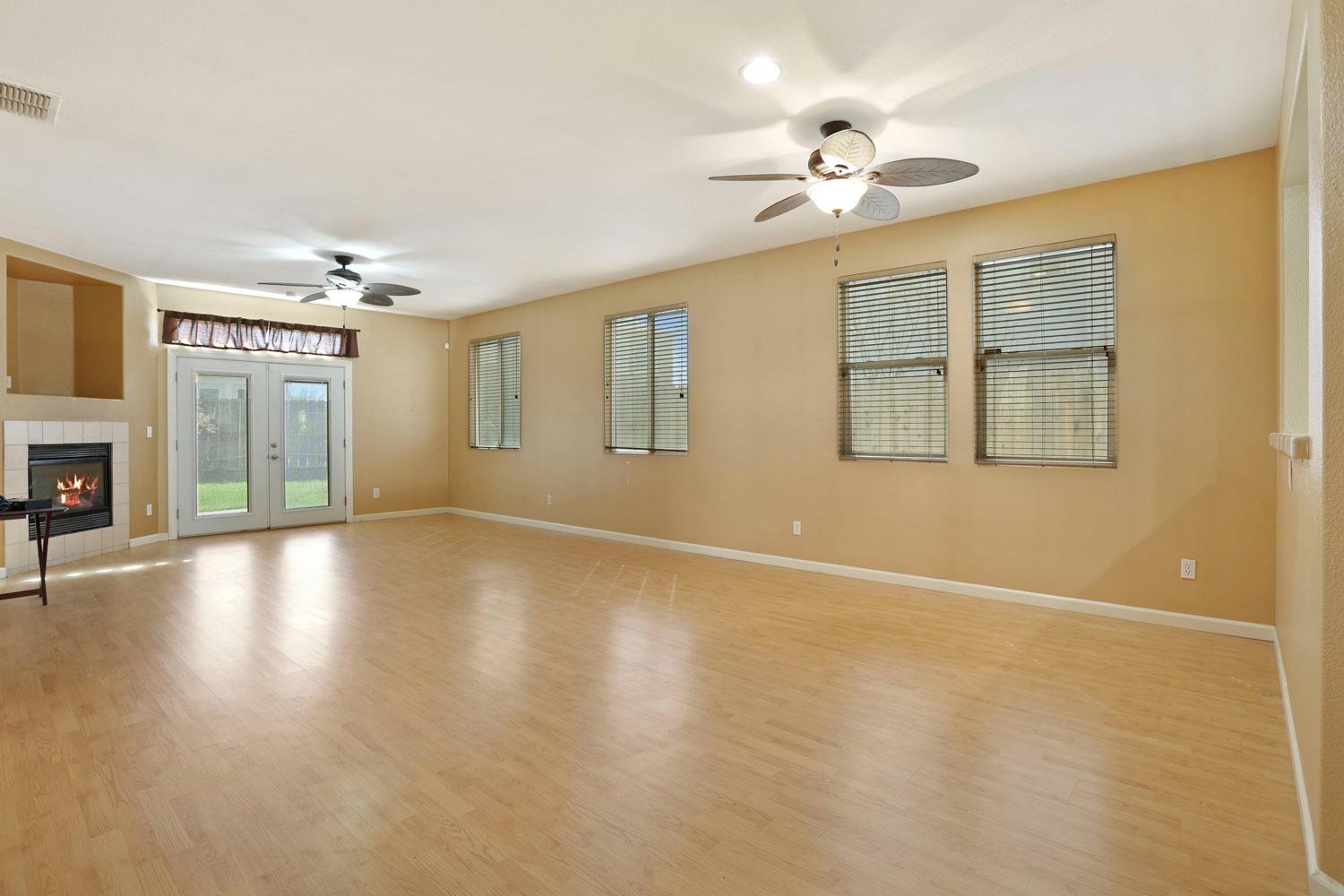 Detail Gallery Image 4 of 32 For 2050 Moss Oak Way, Stockton,  CA 95205 - 3 Beds | 2 Baths