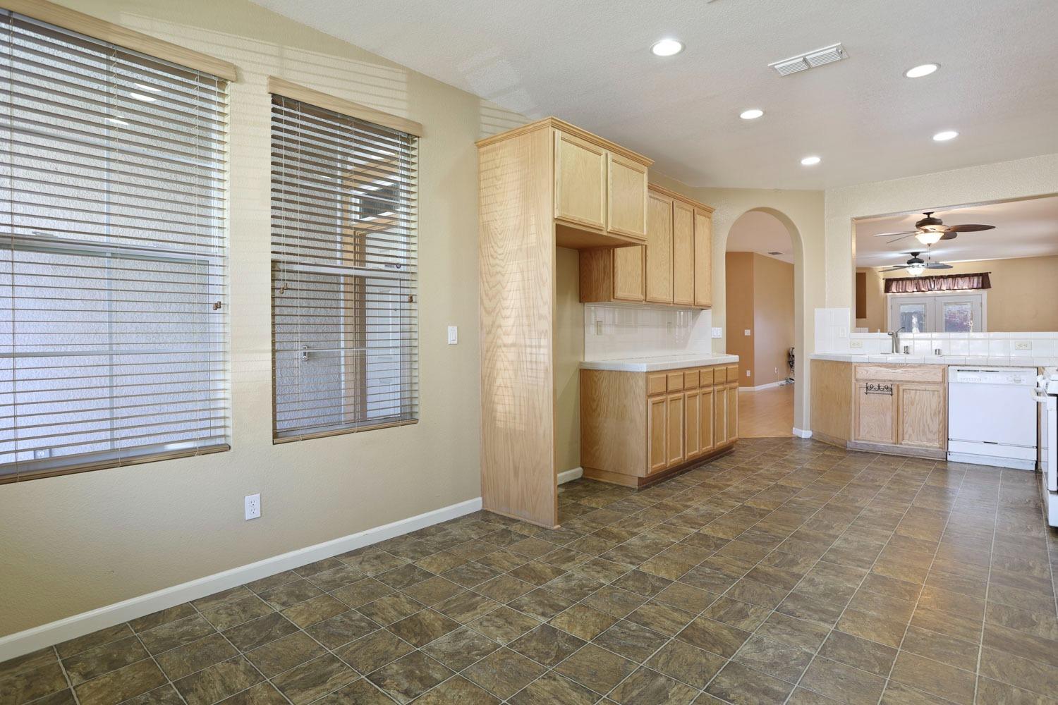 Detail Gallery Image 11 of 32 For 2050 Moss Oak Way, Stockton,  CA 95205 - 3 Beds | 2 Baths