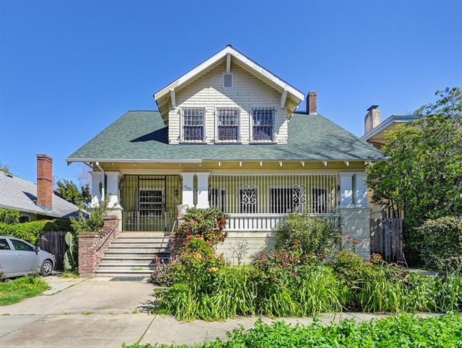 Detail Gallery Image 1 of 1 For 2009 T St, Sacramento,  CA 95811 - 4 Beds | 2 Baths