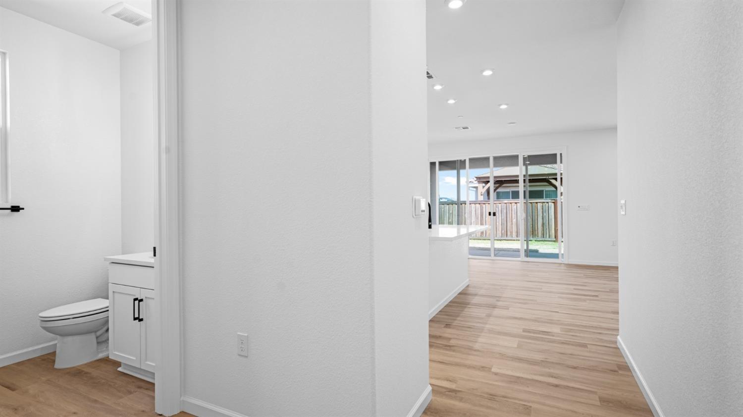 Detail Gallery Image 4 of 37 For 715 Estancia St, Lathrop,  CA 95330 - 4 Beds | 3 Baths