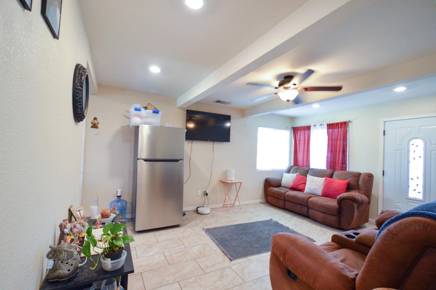 Detail Gallery Image 4 of 17 For 296 Redondo Ave, Sacramento,  CA 95815 - 3 Beds | 1 Baths