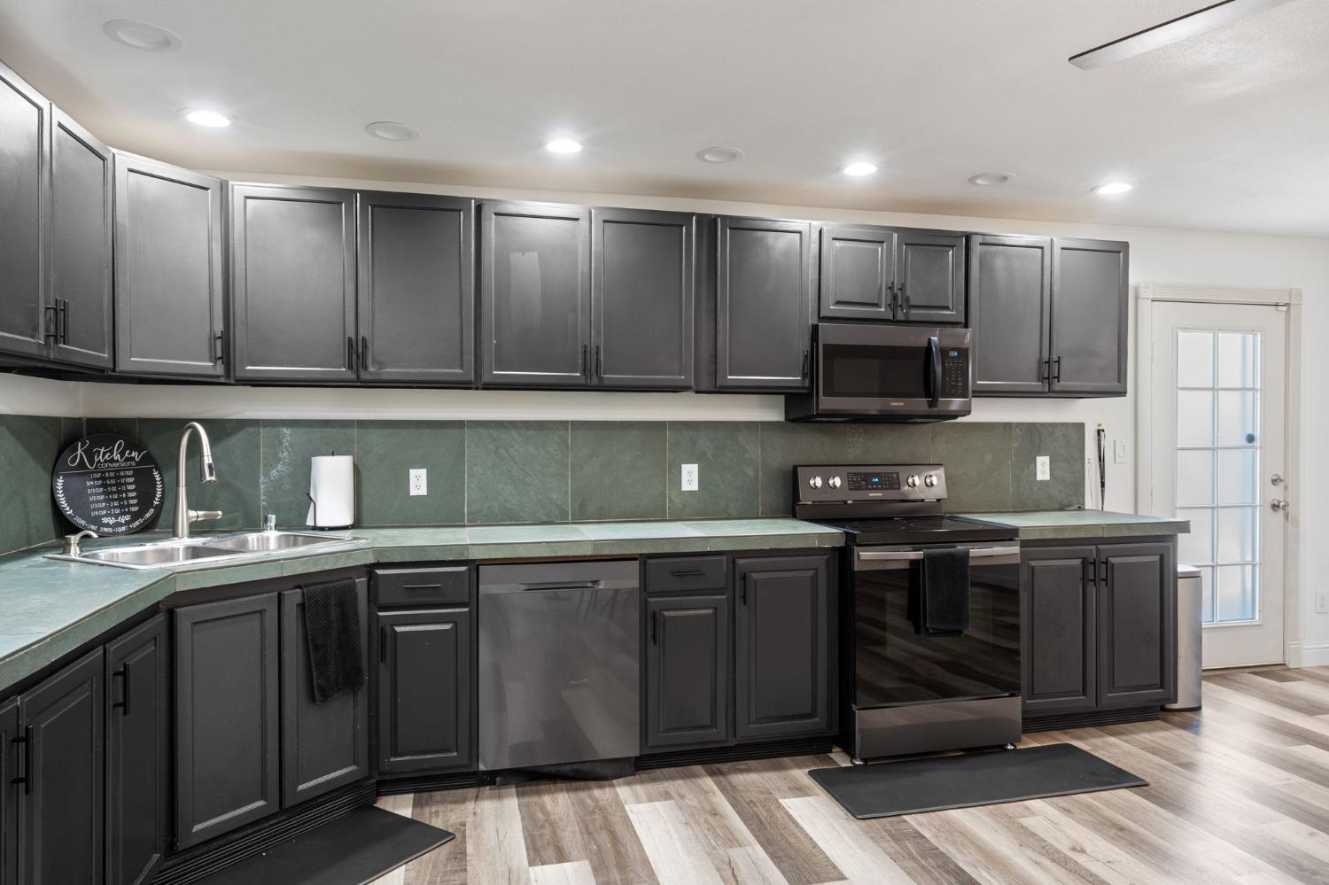 Detail Gallery Image 10 of 30 For 3540 Granby Dr, Sacramento,  CA 95827 - 3 Beds | 2 Baths